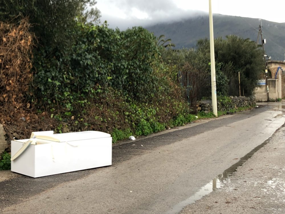 frigorifero abbandonato in via Magellano a Carini
